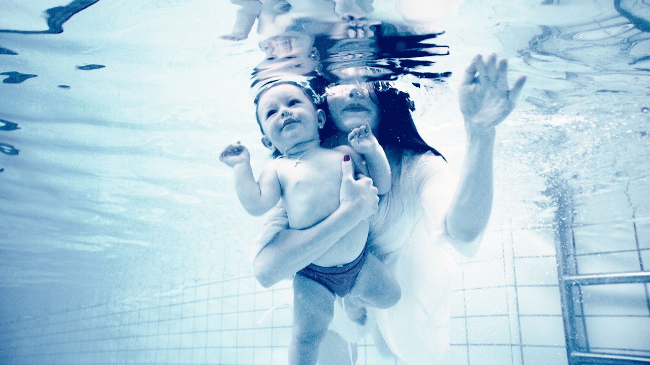 underwater-baby-mom-pregnancy-160958